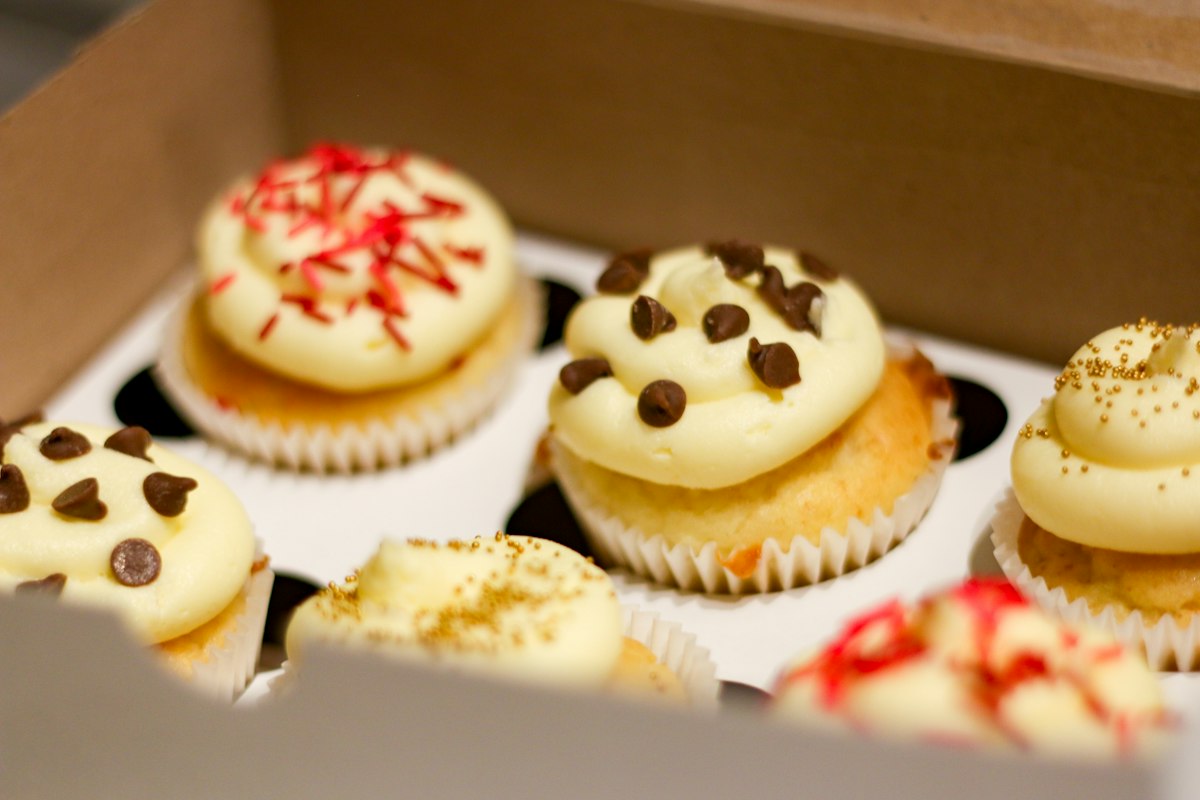 Six frosted cupcakes in a 2 x 3 cupcake box